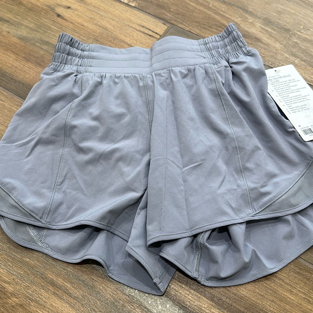 NWT lululemon Gray Hotty Hot Shorts size 4, 4 inch lined